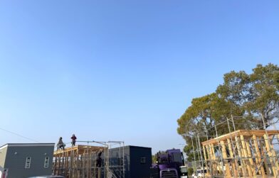 新たに２台のトレーラーハウスを棟上げしました！